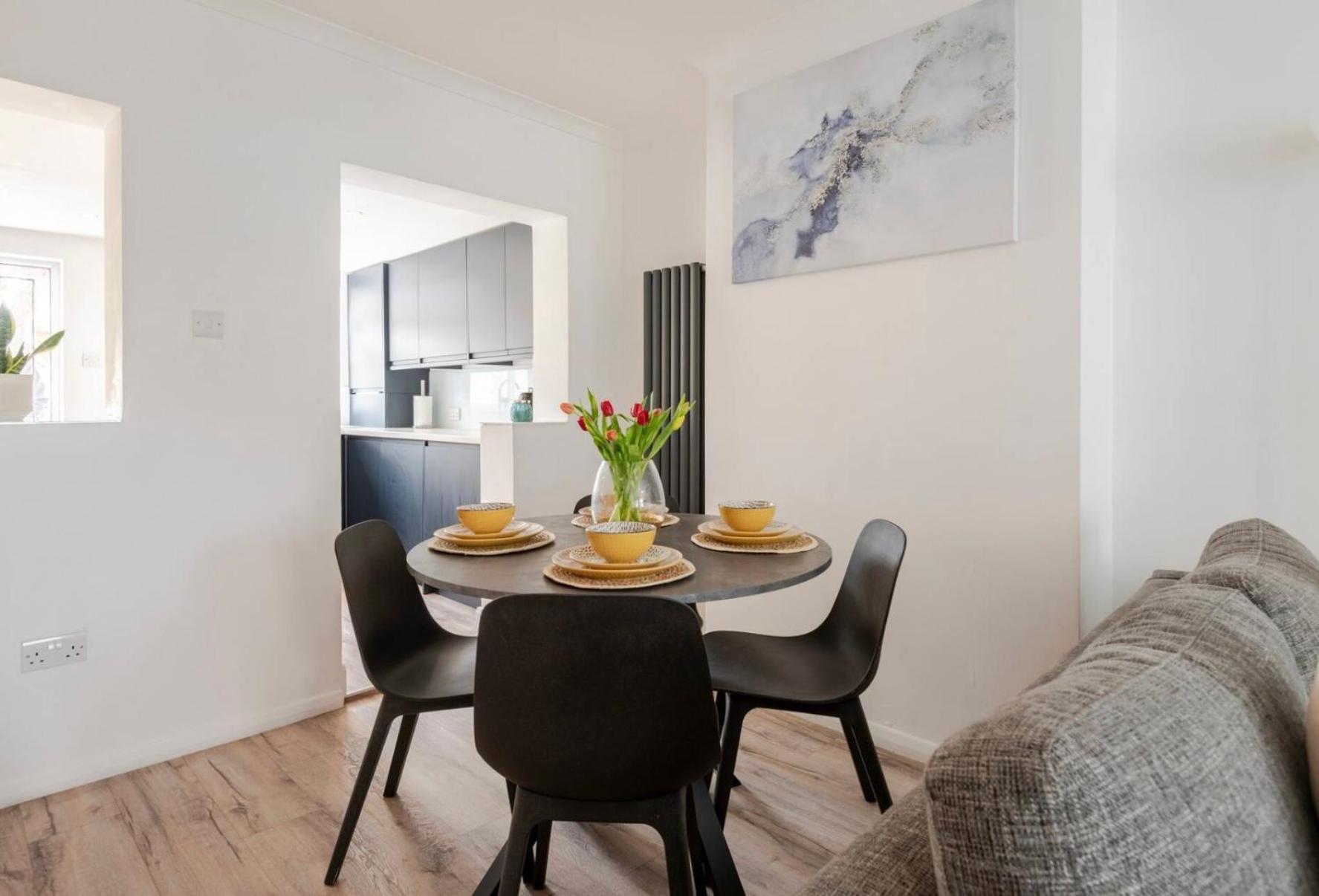 Modern 2 Bed House In Rainham, Kent - Central Location Rainham  Exterior photo
