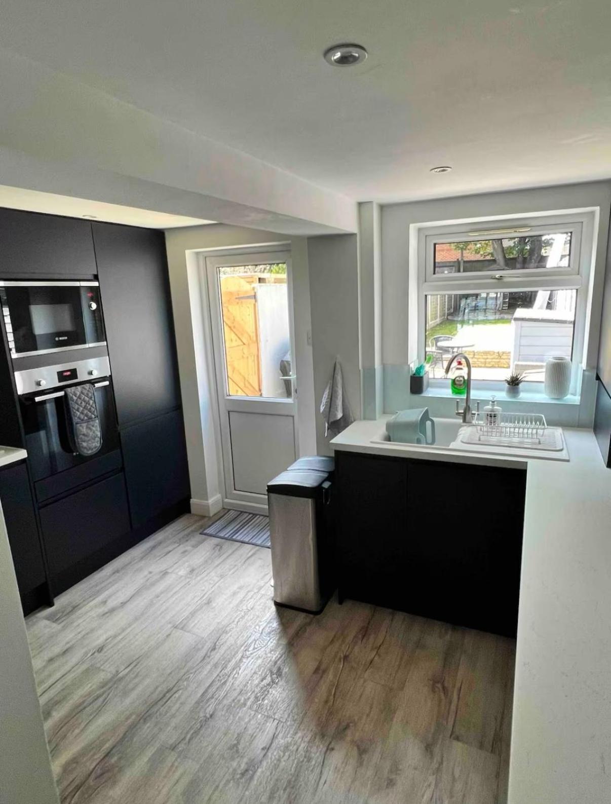 Modern 2 Bed House In Rainham, Kent - Central Location Rainham  Exterior photo